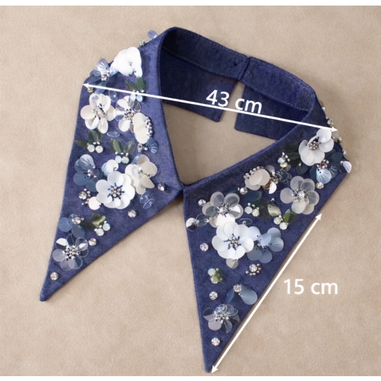 Dekoracyjny kołnierz z haftem kwiatowym – granatowo-biała elegancja.